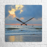 Tropisch strandzonnescherm voor Vacature Home Deco Vierkante Klok<br><div class="desc">Design heeft een schilderachtig abstract strand oceaanafbeelding met een heldere oranje hemel als achtergrond. Een troebele hemel wordt op het water weergegeven als een kudde vogels die langzaam over het kalme surf zweven bij zonsondergang. Je kunt bijna een zachte bries voelen en de zoutlucht ruiken!</div>