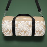 Tropisch Tan Wit Bloemen Patroon Gepersonaliseerd Plunjezak<br><div class="desc">Tropical Tan White Floral Pattern Gepersonaliseerde naam Duffle Bag Gym Bag Sports Bag heeft een modern tropisch bloempatroon in stijlvol bruin en wit. Gepersonaliseerd met jouw naam. Maak een geweldig cadeau voor verjaardag, kerst, feestdagen, Moederdag en terug naar school. Perfect voor sport, sportschool, reizen en meer. Ontworpen door ©2024 Evco...</div>