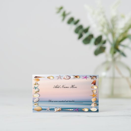 Tropisch zandstrand en zeeshells weddenschap plaatskaartje (Staand voorkant)