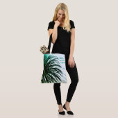 Tropische afbeelding met voorgeblazen palmboom tote bag (Op model)