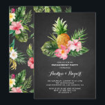 Tropische anananas Chalkboard Engagement Party Kaart<br><div class="desc">Uitnodiging van een roze en tropische verlovingspartij met illustraties van de waterverf van roze hibiscus,  ananas en foliage op een achtergrond van faux-alkboard met een tropisch patroon voor de rug. Deze zomeruitnodiging is volledig bewerkbaar voor elke tropische en Hawaiitische gebeurtenis. Personaliseer u door uw gegevens toe te voegen.</div>