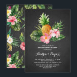 Tropische anananas Chalkboard Engagement Party Kaart<br><div class="desc">Uitnodiging van een roze en tropische verlovingspartij met illustraties van de waterverf van roze hibiscus,  ananas en foliage op een achtergrond van faux-alkboard met een tropisch patroon voor de rug. Deze zomeruitnodiging is volledig bewerkbaar voor elke tropische en Hawaiitische gebeurtenis. Personaliseer u door uw gegevens toe te voegen.</div>