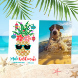 Tropische anananas Mele Kalikimaka Foto Feestdagenkaart<br><div class="desc">De Tropische themakaart voor Kerstmis bevat een schattige,  gelukkige anananas met kleurrijke snaarlampen,  ornamenten en zonnebrillen en een Hawaiiaanse "Mele Kalikimaka"-groet. Pas de naam en de groet bij de bodem samen met een favoriete foto (mensen of huisdieren!) aan. Oorspronkelijk kunstwerk KL Stock.</div>