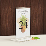 Tropische anananaseiland Summer Wedding Kaart<br><div class="desc">Moderne en elegante Tropische Pineapple Island Summer Wedding Table Numbers - gemakkelijk aan te passen en ontworpen als aanvulling op je kustkwestie. Om verder te personaliseren, te klikken gelieve de "pas verder"verbinding aan en het ontwerphulpmiddel te gebruiken om het ontwerp te wijzigen. Als u liever dikker papier of een andere...</div>