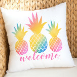 Tropische anananasroze regenboog Waterverf Welkom Buitenkussen<br><div class="desc">Tropische stijl gooit de eigenschappen welkome kussen in roze manuscript dat drie levendige regenboogkleurige anananassen met een waterverf stropdas-kleurige gradiënt overlapt kijken. Zo knap voor je vakantiestrandhuis of zomerthuisdeeg.</div>