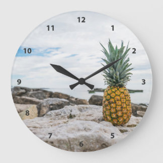 Tropische ananas bij het strand grote klok
