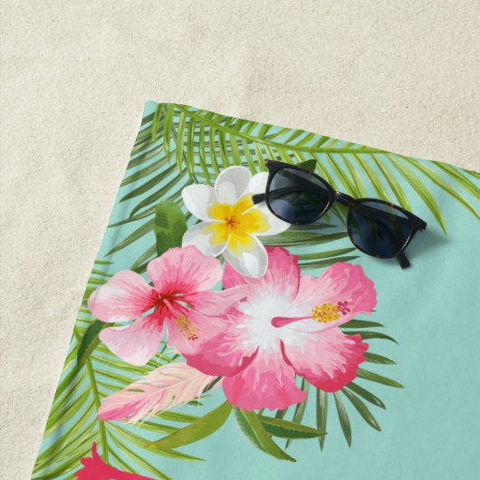 Tropische Aqua en Roze Flamingo Custom Monogram Strandlaken (In situ)