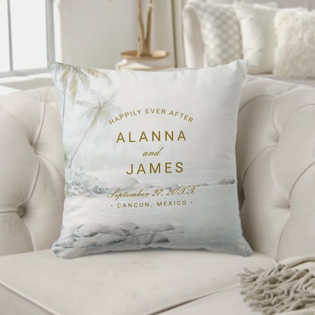 Tropische Aquarel Strand Bruiloft Kussen  (Personalized beach wedding pillow with “Alanna and James” text on a cream tufted couch.)