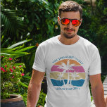 Tropische balkstructuur Aangepaste lenteverbrek T-shirt<br><div class="desc">Deze schattige tropische palmzonnehemd is ideaal voor een lentestocht met je groep vrienden of een leuke vakantie van het cruiseschip met de familie. Pas de volledige set aangepaste t-shirts aan voor uw groep die naar het strand of een eilandengroep gaat.</div>