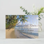 Tropische beach, palm, string lichten sparen de da save the date (Staand voorkant)