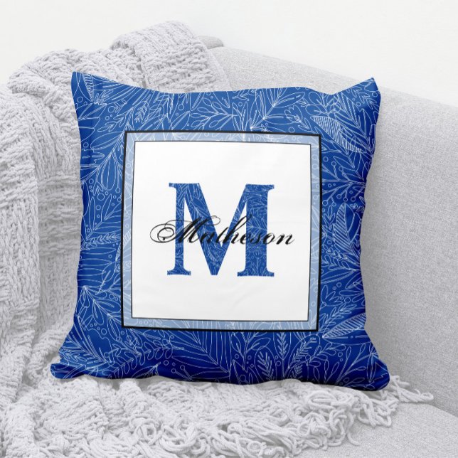 Tropische bladeren Blauwe Pattered Monogram Lijn K Kussen (Royal Blue and White Leaves Pattern Monogram Throw Pillow with Matching Background Pattern)
