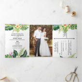 Tropische bladeren en bloemen eiland strand bruilo drieluik uitnodiging (Binnen)