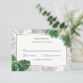 tropische bladeren gouden groen bruiloft RSVP kaartje (Staand voorkant)