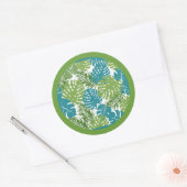Tropische bladeren, groene achtergrond ronde sticker (Envelop)