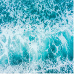 Tropische blauwe golven in de Oceaan Staand Fotobeeldje<br><div class="desc">Koelblauwe oceaangolven abstracte patroonnatuur,  tropisch zee in de zomer en oceaangolven zijn het beste geschenk voor zee- en oceaanliefhebbers. Cool Blue oceanische golf zomer surfend avontuur. Tropische zee golf zomer verkennen.</div>