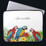 Tropische blauwe papegaaien bladeren zomernaam laptop sleeve<br><div class="desc">Tropische vogels,  papegaaien in blauw,  geel en rood,  op groene palmbladeren. Verdroogd met tropische bloemen. Elegant wit als achtergrond. Sjabloon voor een naam,  zwart handgeschreven stijlmanuscript.</div>