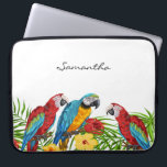 Tropische blauwe papegaaien bladeren zomernaam laptop sleeve<br><div class="desc">Tropische vogels,  papegaaien in blauw,  geel en rood,  op groene palmbladeren. Verdroogd met tropische bloemen. Elegant wit als achtergrond. Sjabloon voor een naam,  zwart handgeschreven stijlmanuscript.</div>