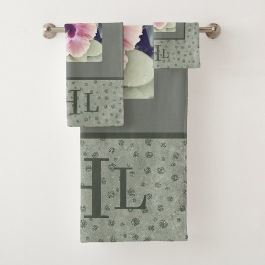 Tropische Bloem in Sage Green & Leopard Print Bad Handdoek (Insitu)