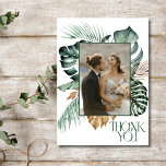 Tropische Bloemen 2 Foto Strand Bruiloft Bedankkaart<br><div class="desc">Vier uw speciale dag met onze Tropical Floral 2 Photo Beach Wedding Dank u kaart! Deze prachtig ontworpen kaart heeft een levendig tropisch bloemontwerp, waardoor een perfecte mix van romance en tropische charme ontstaat. Met ruimte voor twee van uw favoriete trouwfoto's kunt u met deze kaart uw dankbaarheid delen met...</div>