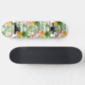 Tropische bloemen en ananas op Blauwgroen strepen Skateboard (Horizontaal)
