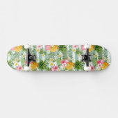 Tropische bloemen en ananas op Blauwgroen strepen Skateboard (Horizontaal)