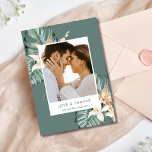 Tropische Bloemen Foto Bruiloft Dank u Bedankkaart<br><div class="desc">Druk je dankbaarheid in stijl uit met deze prachtig ontworpen Tropical Floral Photo Wedding Thank You Card. Met weelderige groene tropische bladeren en levendige bloemenaccenten straalt deze kaart warme eilandvibes uit, waardoor het de perfecte manier is om je geliefden te bedanken voor het delen van je speciale dag. De voor-...</div>
