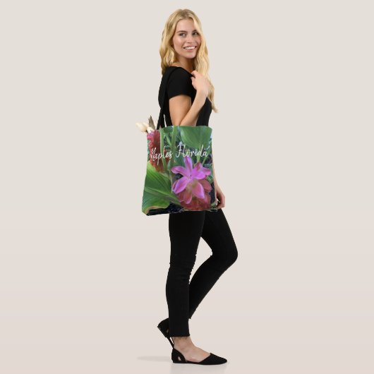 Tropische bloemen gepersonaliseerd tote bag (Op model)