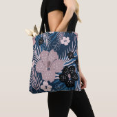 Tropische bloemen palmbladeren textuur tote bag (Dichtbij)