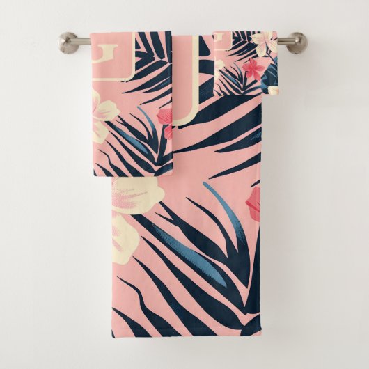 Tropische bloemen roze gepersonaliseerd Monogram Bad Handdoek (Insitu)