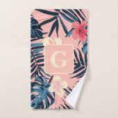 Tropische bloemen roze gepersonaliseerd Monogram Bad Handdoek (Handdoek)