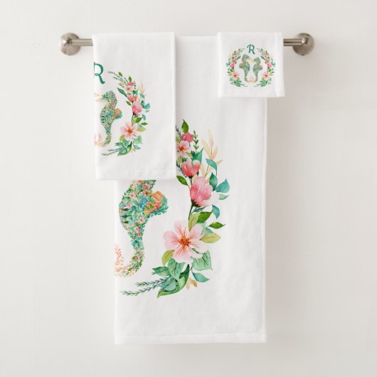 Tropische Bloemen Seahorse Paar Monogrammed Bad Handdoek (Insitu)
