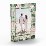 Tropische bloemenrand fotoblokken<br><div class="desc">Dit charmante fotoblock bevat uw favoriete foto, geaccentueerd met tropische waterverf bloemen en groen op ELKE KLEUR ACHTERGROND en ELKE KLEUR lijst rond uw foto die overeenkomt met uw afbeelding. VERANDER de datum in het huidige jaar of u kunt deze verwijderen of meer informatie toevoegen. Geweldig als cadeau of om...</div>