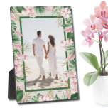 Tropische bloemenrand lijstloze foto fotoplaat<br><div class="desc">Tafelplaque met een ingebouwde ezel met daarop uw favoriete foto, geaccentueerd met prachtige aquarel tropische bloemen en groen op ELKE KLEUR ACHTERGROND. VERANDER de datum in het huidige jaar of verwijder deze of voeg meer informatie toe. Geweldig als cadeau of om uw favoriete foto in uw eigen huis te tonen....</div>