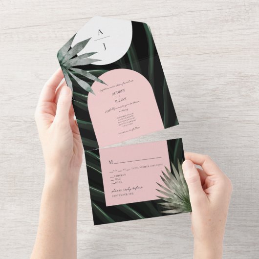 Tropische Blush Roze Palm Leaf Monogram Bruiloft All In One Uitnodiging (Afscheurbaar)