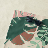 Tropische Boho Monstera Monogrammed Strandlaken (In situ)
