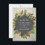 Tropische Botanische Baksteen Save The Date<br><div class="desc">Een elegante trouw-r.s.v.p.-uitnodiging met een krijtbord-geïnspireerd geometrisch ontwerp omringd door tropisch groen op een witte bakstenen achtergrond.</div>