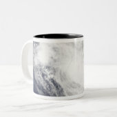 Tropische cycloon Fami hangt boven Madagaskar Tweekleurige Koffiemok (Voorkant links)