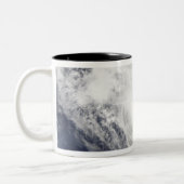 Tropische cycloon Fami hangt boven Madagaskar Tweekleurige Koffiemok (Links)