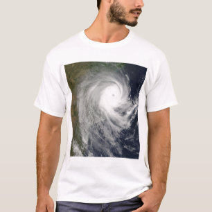 Tropische cycloon Favio over Mozambique T-shirt