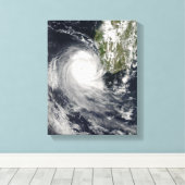 Tropische cycloon Favio voor Madagaskar Canvas Afdruk (Insitu (Houten vloer))