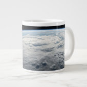 tropische cycloon idai boven de kust van afrika. grote koffiekop (Voorkant rechts)