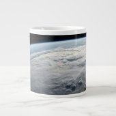 tropische cycloon idai boven de kust van afrika. grote koffiekop (Voorkant)