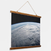 tropische cycloon idai boven de kust van afrika. hangend wandkleed (Gebogen)