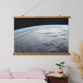 tropische cycloon idai boven de kust van afrika. hangend wandkleed (Slaapkamer)