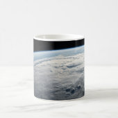 tropische cycloon idai boven de kust van afrika. koffiemok (Center)