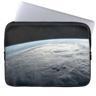 tropische cycloon idai boven de kust van afrika. laptop sleeve