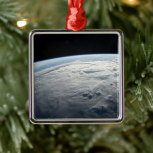 tropische cycloon idai boven de kust van afrika. metalen ornament