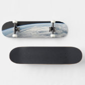 tropische cycloon idai boven de kust van afrika. persoonlijk skateboard (Horizontaal)