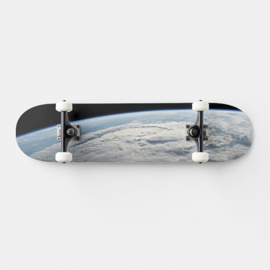 tropische cycloon idai boven de kust van afrika. persoonlijk skateboard (Horizontaal)