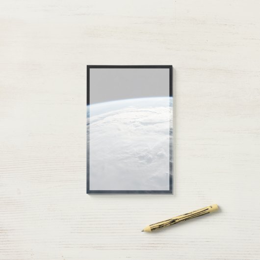 tropische cycloon idai boven de kust van afrika. post-it® notes (Op bureau)